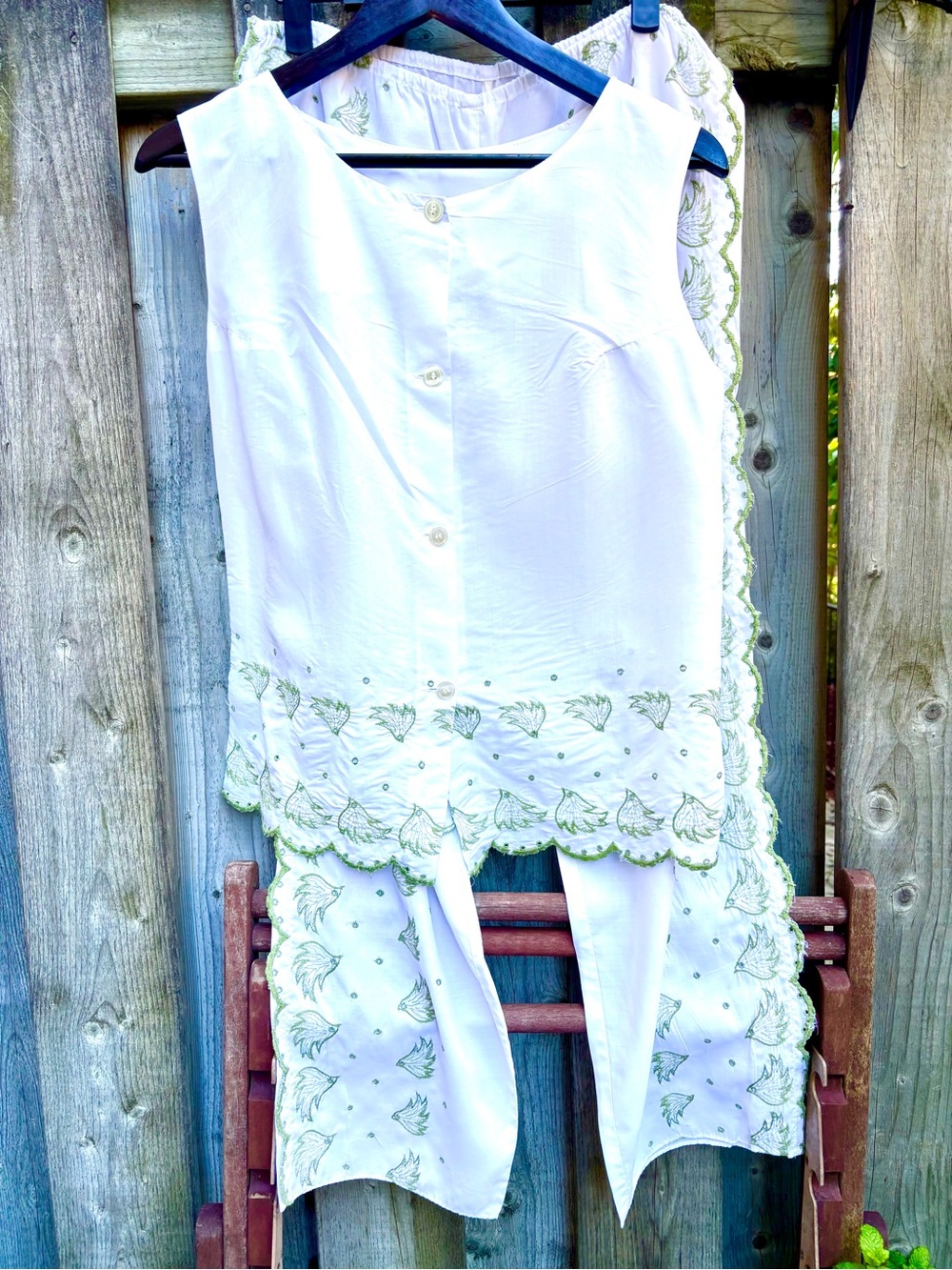 Vintage 60’s White Embroidered Scalloped Edge Sleeveless 2 pc Pyjama Set - White